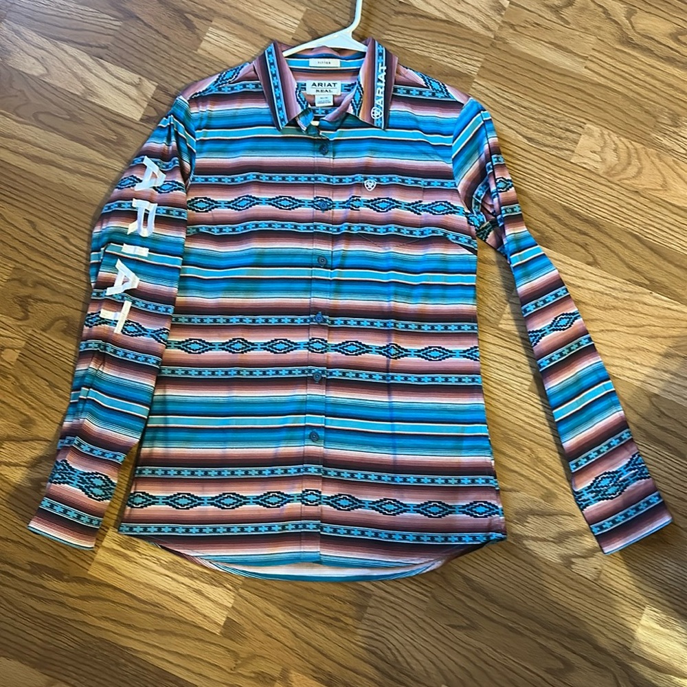 Ariat women team Kirby Lon’s sleeve